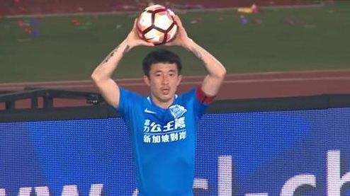 在洪五的车上，叶辰问他：最近小林一郎和小林次郎，在养狗场表现的怎么样？洪五嘿嘿一笑：回叶大师，这兄弟俩在养狗场表现挺好的，都很努力干活，也不敢到处装逼，老实的跟鹌鹑似的，不过俩人不能见面，就跟两条有仇的狗一样，一见面就得掐起来，我现在把两人分配到不同的区域，尽量避免两人碰面。